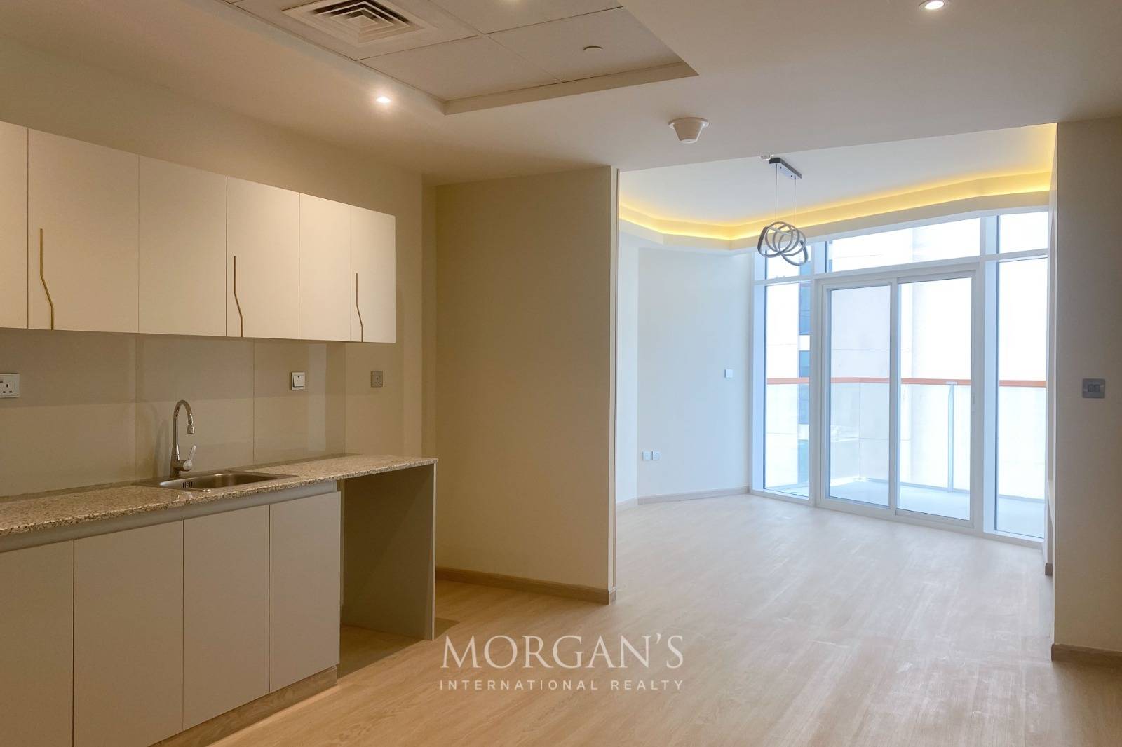 Elegant 1BR | Prime Business Bay | Community Views