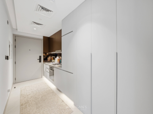 Studio | Prime Location | Great Views-9