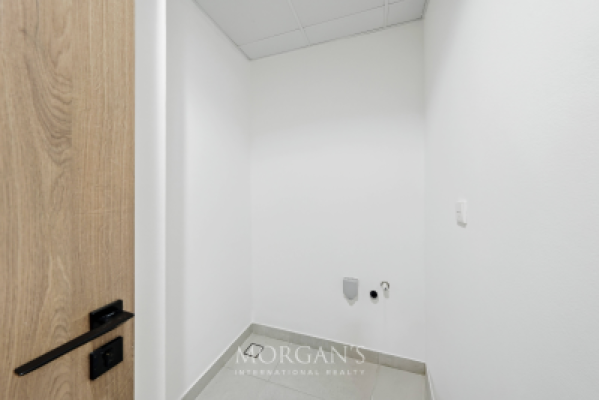 Spacious 1BR +Storage | Vacant | Burj View-5