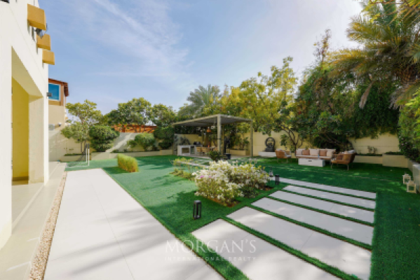 Spacious Plot | Fully Upgraded | 3 BR Villa-24