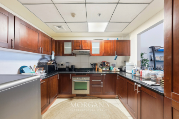 Luxury 2BR + Maid | Green Lakes | Prime Location-9