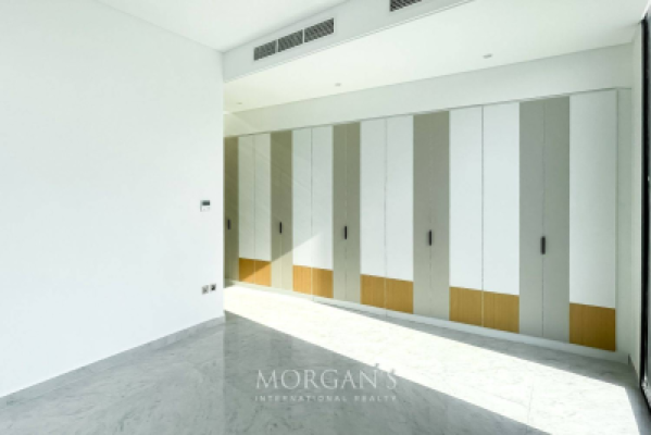 5BR Villa | Modern Luxury | Lake View-11