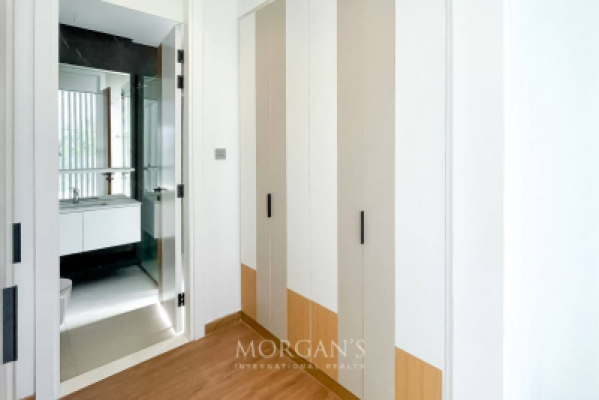 5BR Villa | Modern Luxury | Lake View-12