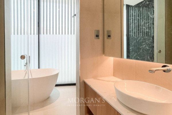 5BR Villa | Modern Luxury | Lake View-14
