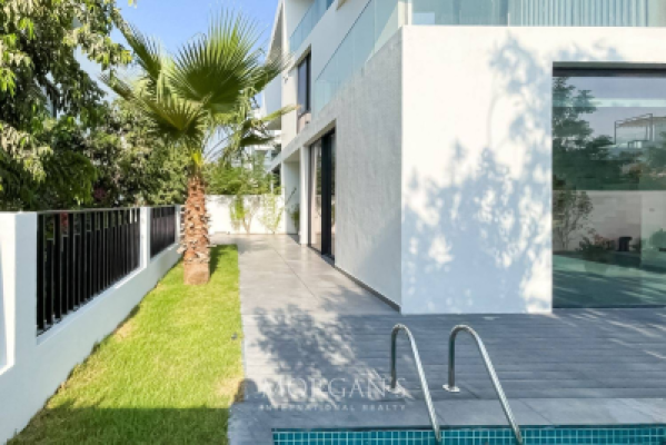 5BR Villa | Modern Luxury | Lake View-18