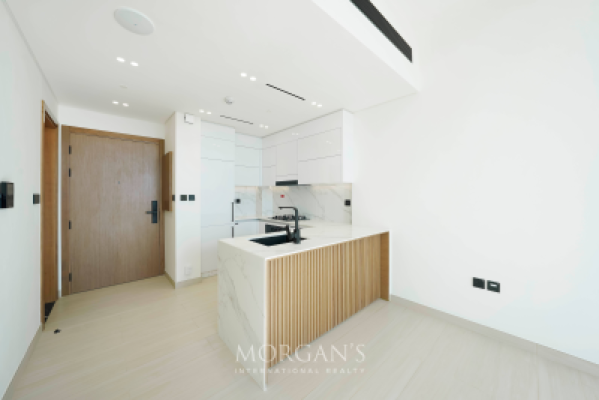 Stunning 1BR Apt | Prime Location | Modern Living-8